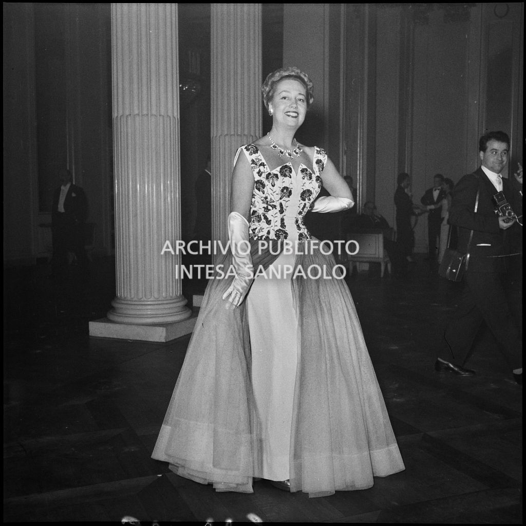 La contessa Alma Maria Lami al Teatro alla Scala in occasione della serata inaugurale della stagione lirica 1954-1955 con l'opera "La Vestale", di Gaspare Spontini, diretta da Antonino Votto, con la regia di Luchino Visconti