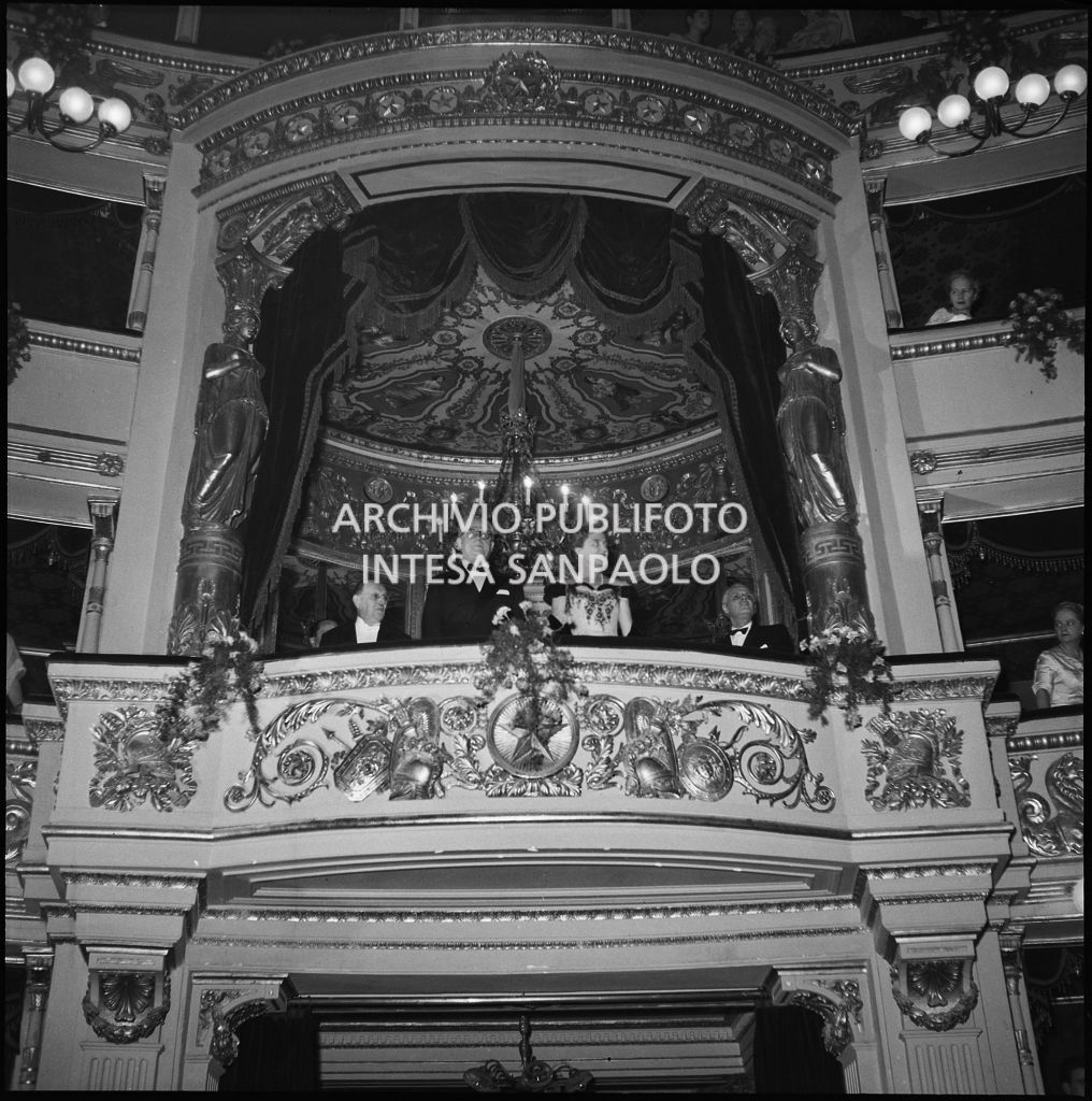 Il palco reale al Teatro alla Scala, in prima fila al centro il presidente della Repubblica Giovanni Gronchi e la moglie Carla Bissatini in occasione della serata inaugurale della stagione lirica 1955-1956 con l'opera "Norma"
				di Vincenzo Bellini, diretta da Antonino Votto, con la regia di Margherita Wallmann