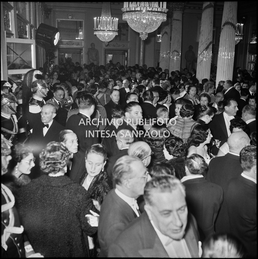 Il foyer del Teatro alla Scala, gremito di gente, in occasione della serata inaugurale della stagione lirica 1955-1956 con l'opera "Norma" di Vincenzo Bellini, diretta da Antonino Votto, con la regia di Margherita Wallmann