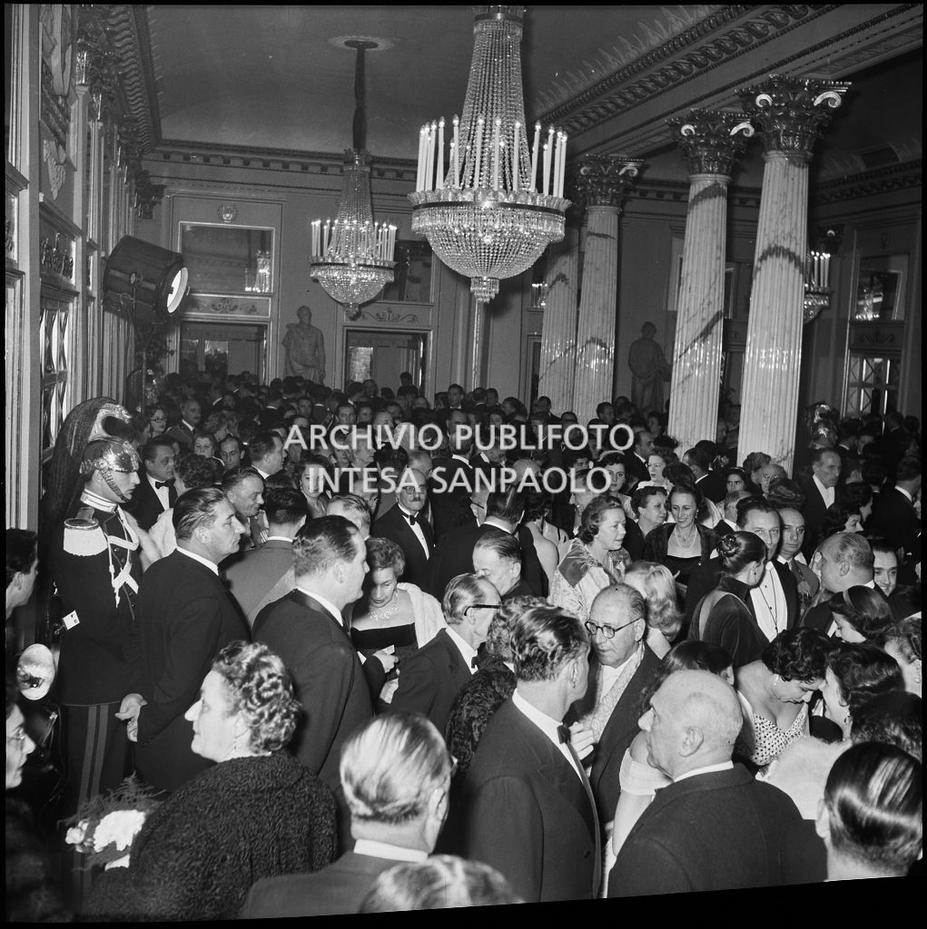 Il foyer del Teatro alla Scala, gremito di gente, in occasione della serata inaugurale della stagione lirica 1955-1956 con l'opera "Norma" di Vincenzo Bellini, diretta da Antonino Votto, con la regia di Margherita Wallmann