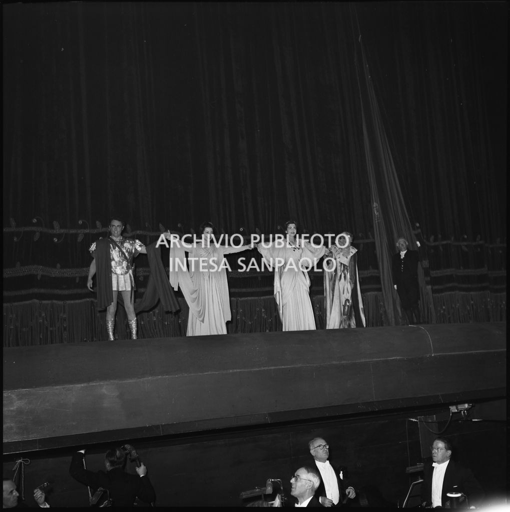 Gli artisti sul palcoscenico del Teatro alla Scala al termine della rappresentazione dell'opera "Norma" di Vincenzo Bellini, diretta da Antonino Votto, con la regia di Margherita Wallmann, che inaugura la stagione lirica 1955-1956