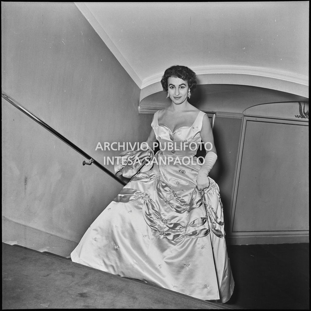 Eliana de Sabata al Teatro alla Scala in occasione della serata inaugurale della stagione lirica 1955-1956 con l'opera "Norma" di Vincenzo Bellini, diretta da Antonino Votto, con la regia di Margherita Wallmann