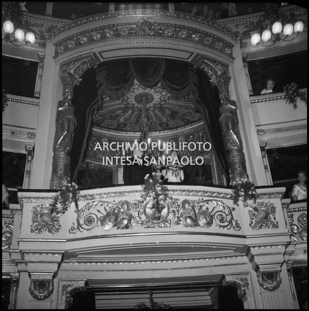 Il palco reale al Teatro alla Scala, in prima fila al centro il presidente della Repubblica Giovanni Gronchi e la moglie Carla Bissatini in occasione della serata inaugurale della stagione lirica 1955-1956 con l'opera "Norma"
				di Vincenzo Bellini, diretta da Antonino Votto, con la regia di Margherita Wallmann