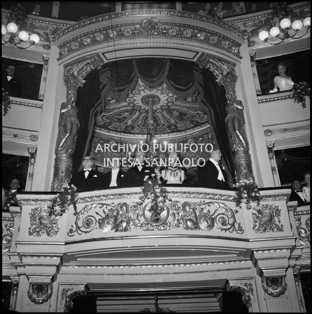 Il palco reale al Teatro alla Scala, in prima fila al centro il presidente della Repubblica Giovanni Gronchi e la moglie Carla Bissatini in occasione della serata inaugurale della stagione lirica 1955-1956 con l'opera "Norma"
				di Vincenzo Bellini, diretta da Antonino Votto, con la regia di Margherita Wallmann