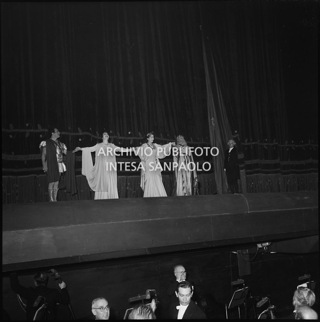 Gli artisti sul palcoscenico del Teatro alla Scala al termine della rappresentazione dell'opera "Norma" di Vincenzo Bellini, diretta da Antonino Votto, con la regia di Margherita Wallmann, che inaugura la stagione lirica 1955-1956