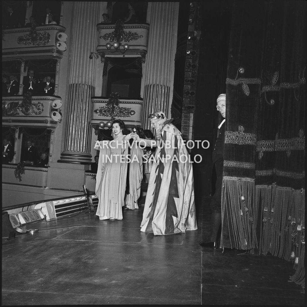 Il mezzosoprano Giulietta Simionato e il basso Nicola Zaccaria sul palcoscenico del Teatro alla Scala al termine della rappresentazione dell'opera "Norma" di Vincenzo Bellini, diretta da Antonino Votto, con la regia di Margherita Wallmann, che inaugura la stagione lirica 1955-1956