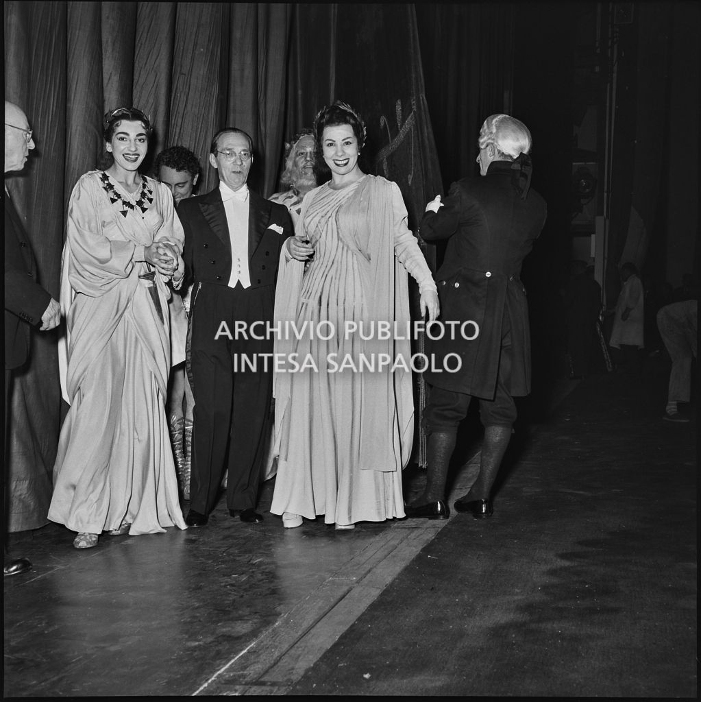 Da sinistra, la soprano Maria Callas, il direttore d'orchestra Antonino Votto e il mezzosoprano Giulietta Simionato sul palcoscenico del Teatro alla Scala al termine della rappresentazione dell'opera "Norma" di Vincenzo Bellini, diretta da Antonino Votto, con la regia di Margherita Wallmann, che inaugura la stagione lirica 1955-1956