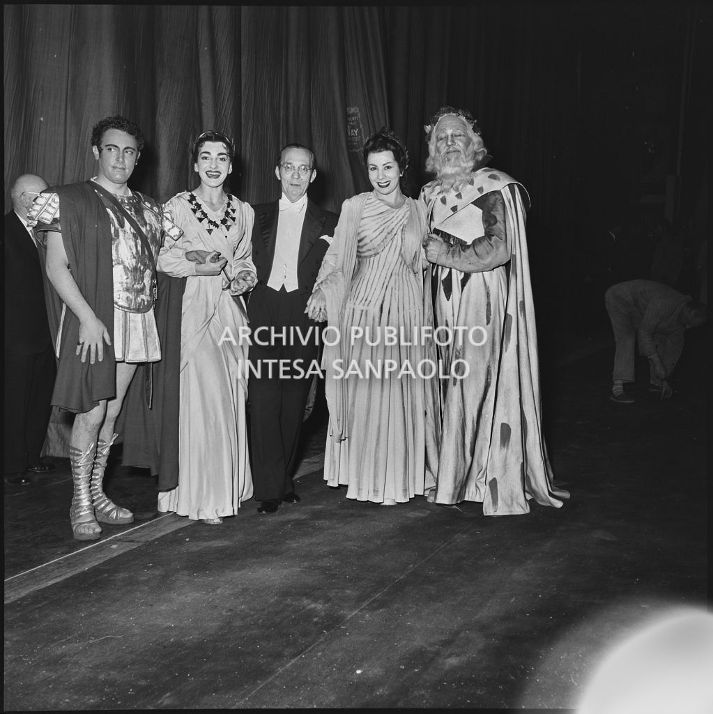 Da sinistra, il tenore Mario del Monaco, la soprano Maria Callas, il direttore d'orchestra Antonino Votto, il mezzosoprano Giulietta Simionato e il basso Nicola Zaccaria dietro al sipario del Teatro alla Scala al termine della rappresentazione dell'opera "Norma" di Vincenzo Bellini, diretta da Antonino Votto, con la regia di Margherita Wallmann, che inaugura la stagione lirica 1955-1956