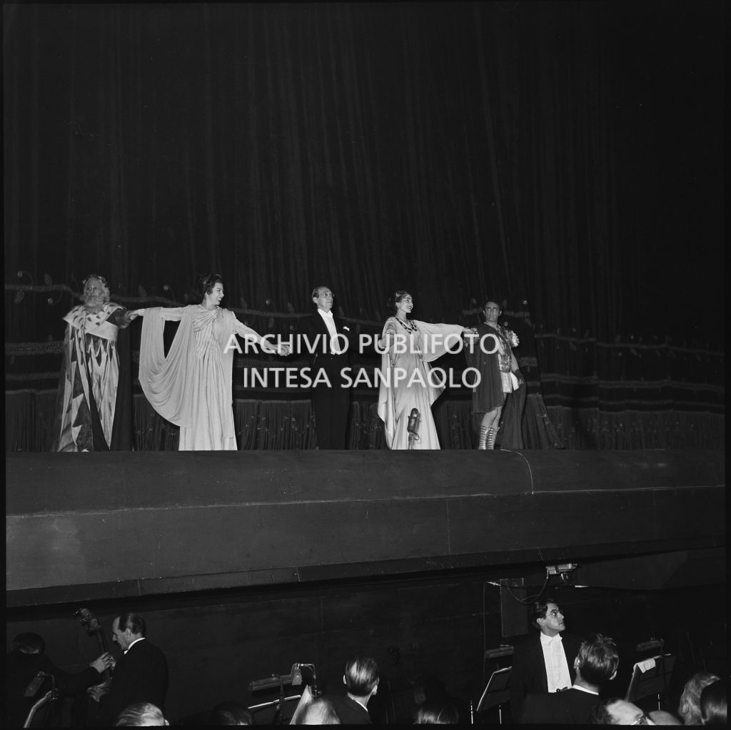 Gli artisti e il direttore d'orchestra Antonino Votto sul palcoscenico del Teatro alla Scala al termine della rappresentazione dell'opera "Norma" di Vincenzo Bellini, diretta da Antonino Votto, con la regia di Margherita Wallmann, che inaugura la stagione lirica 1955-1956