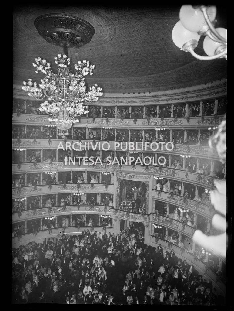 Scorcio dall'alto dell'interno del Teatro alla Scala, in occasione della serata inaugurale della stagione lirica 1955-1956 con l'opera "Norma" di Vincenzo Bellini, diretta da Antonino Votto, con la regia di Margherita Wallmann