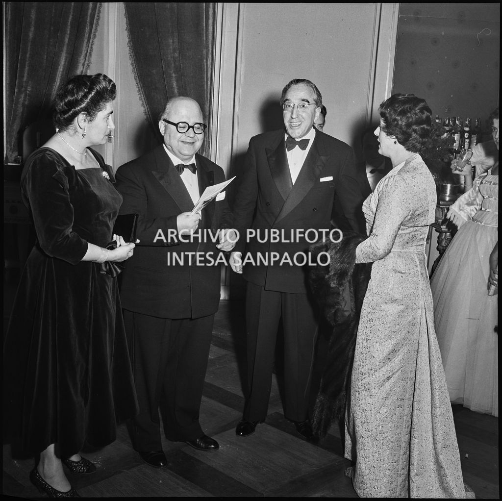 Il deputato Guido Gonella con la moglie e il sindaco di Trieste Gianni Bartoli con la moglie al Teatro alla Scala in occasione della serata inaugurale della stagione lirica 1955-1956 con l'opera "Norma" di Vincenzo Bellini, diretta da Antonino Votto con la regia di Margherita Wallmann