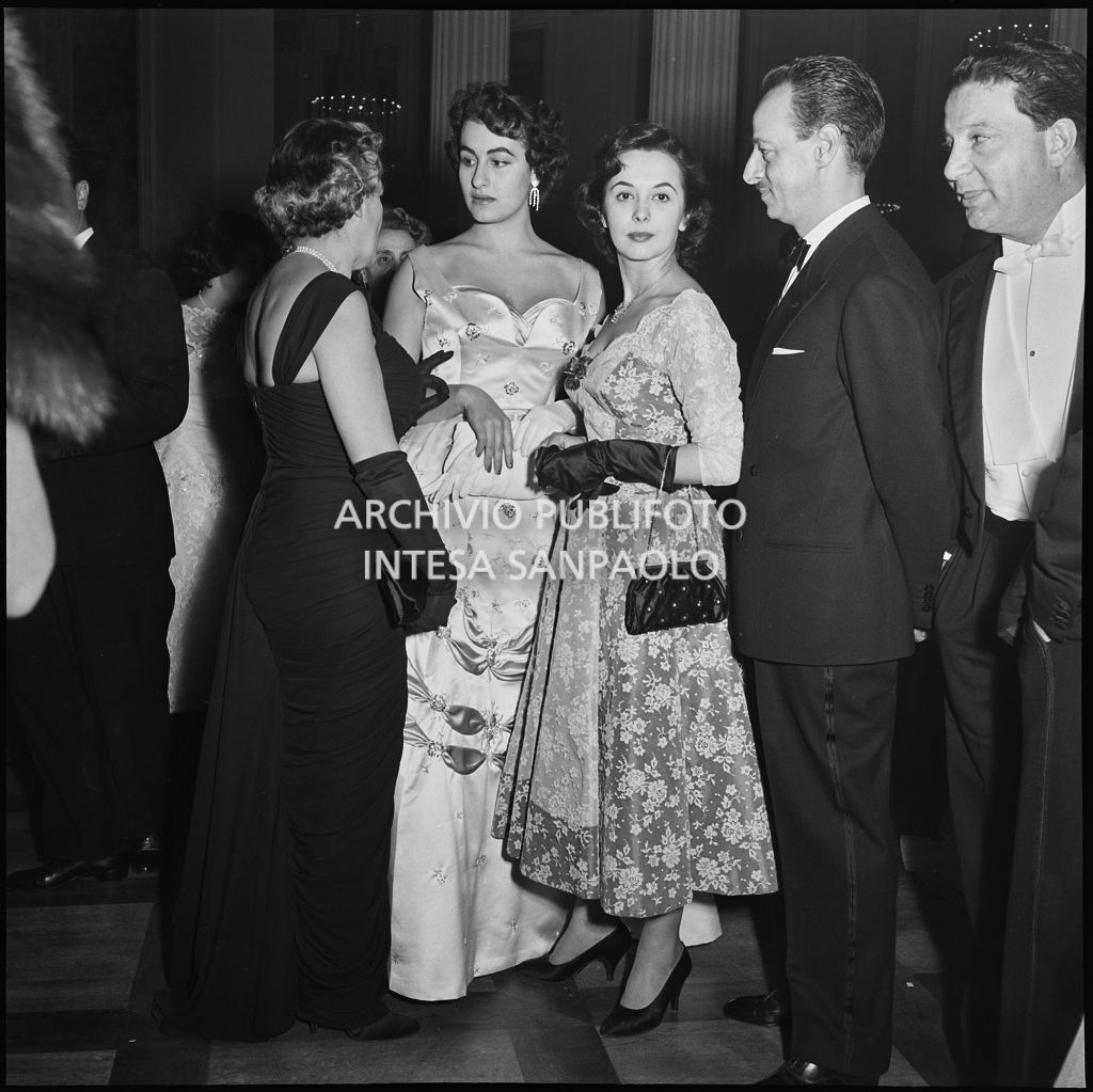 Eliana De Sabata in compagnia di altri spettatori nel foyer del Teatro alla Scala, in occasione della serata inaugurale della stagione lirica 1955-1956 con l'opera "Norma" di Vincenzo Bellini, diretta da Antonino Votto, con la regia di Margherita Wallmann
