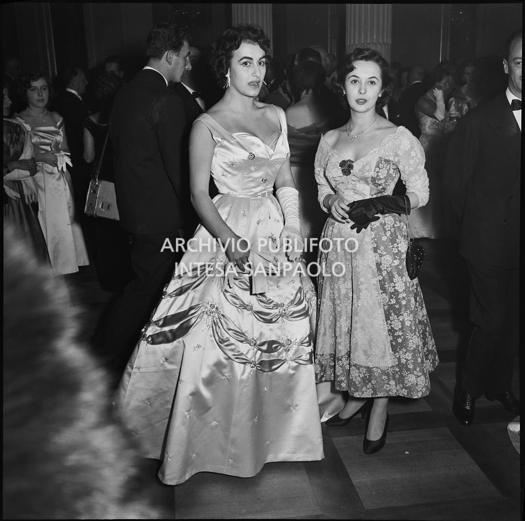 Da sinistra, Eliana de Sabata ed un'altra spettatrice al Teatro alla Scala in occasione della serata inaugurale della stagione lirica 1955-1956 con l'opera "Norma" di Vincenzo Bellini, diretta da Antonino Votto, con la regia di Margherita Wallmann