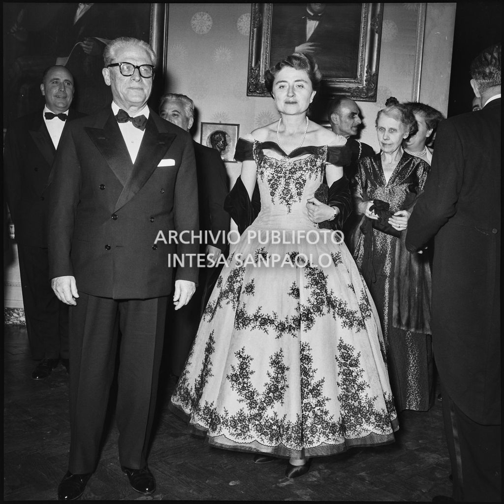 Il presidente della Repubblica Giovanni Gronchi e la moglie Carla Bissatini al Teatro alla Scala in occasione della serata inaugurale della stagione lirica 1955-1956 con l'opera "Norma" di Vincenzo Bellini, diretta da Antonino Votto, con la regia di Margherita Wallmann