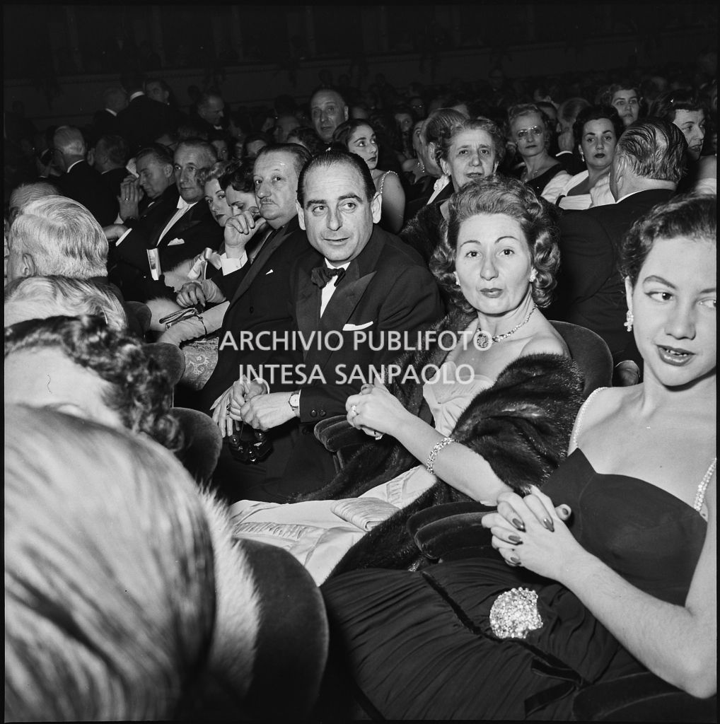 Alcuni spettatori seduti nella platea del Teatro alla Scala in occasione della serata inaugurale della stagione lirica 1955-1956 con l'opera "Norma" di Vincenzo Bellini, diretta da Antonino Votto, con la regia di Margherita Wallmann