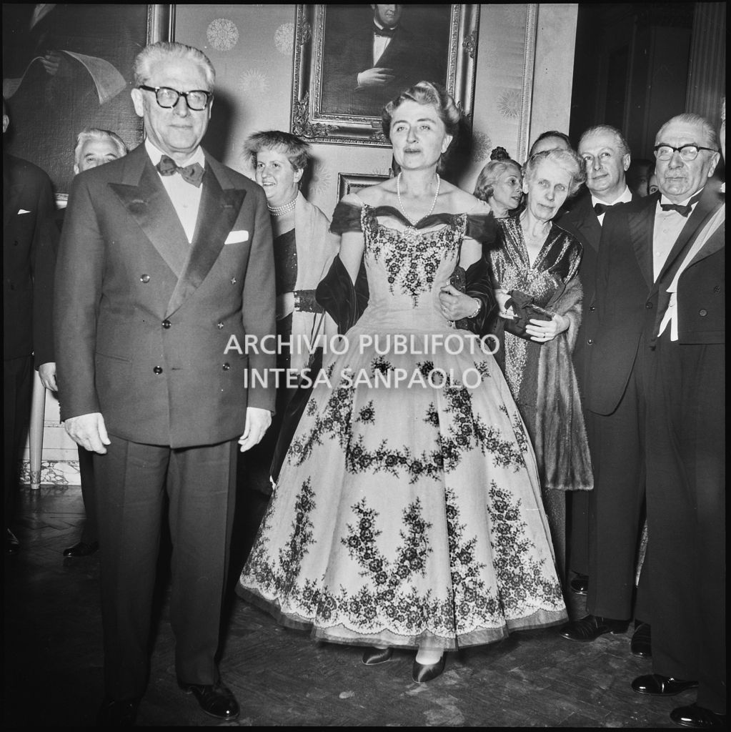 Il presidente della Repubblica Giovanni Gronchi e la moglie Carla Bissatini al Teatro alla Scala in occasione della serata inaugurale della stagione lirica 1955-1956 con l'opera "Norma" di Vincenzo Bellini, diretta da Antonino Votto, con la regia di Margherita Wallmann
