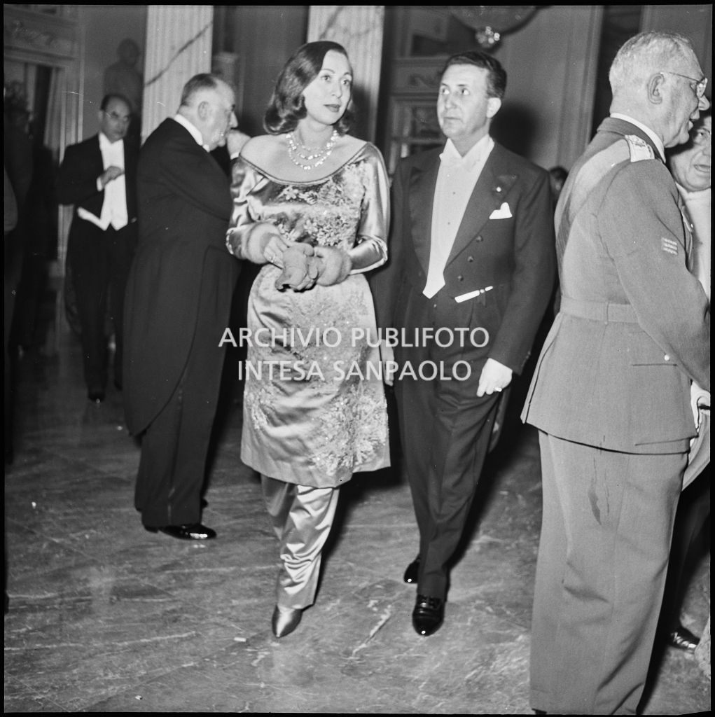 Il conte Franco Cella di Rivara con la moglie nel foyer del Teatro alla Scala in occasione della serata inaugurale della stagione lirica 1955-1956 con l'opera "Norma" di Vincenzo Bellini, diretta da Antonino Votto, con la regia di Margherita Wallmann