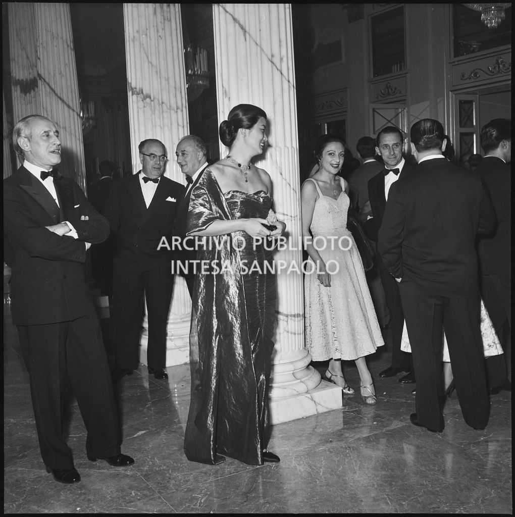 La signora Pao Veneziani nel foyer del Teatro alla Scala in occasione della inaugurazione della stagione lirica 1955-1956 con l'opera "Norma" di Vincenzo Bellini, diretta da Antonino Votto con la regia di Margherita Wallmann