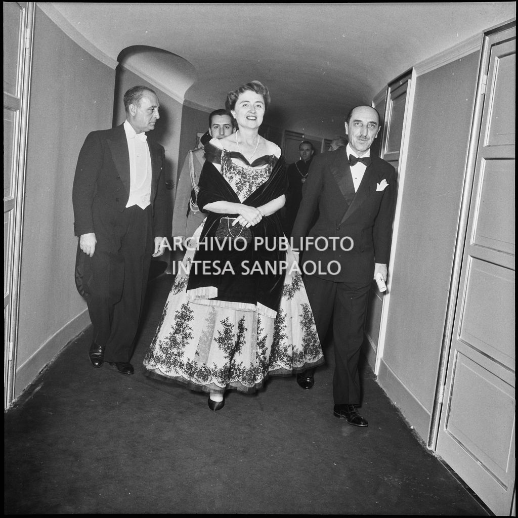 Carla Bissatini, moglie del presidente della Repubblica Giovanni Gronchi, al Teatro alla Scala in occasione della serata inaugurale della stagione lirica 1955-1956 con l'opera "Norma" di Vincenzo Bellini, diretta da Antonino Votto, con la regia di Margherita Wallmann