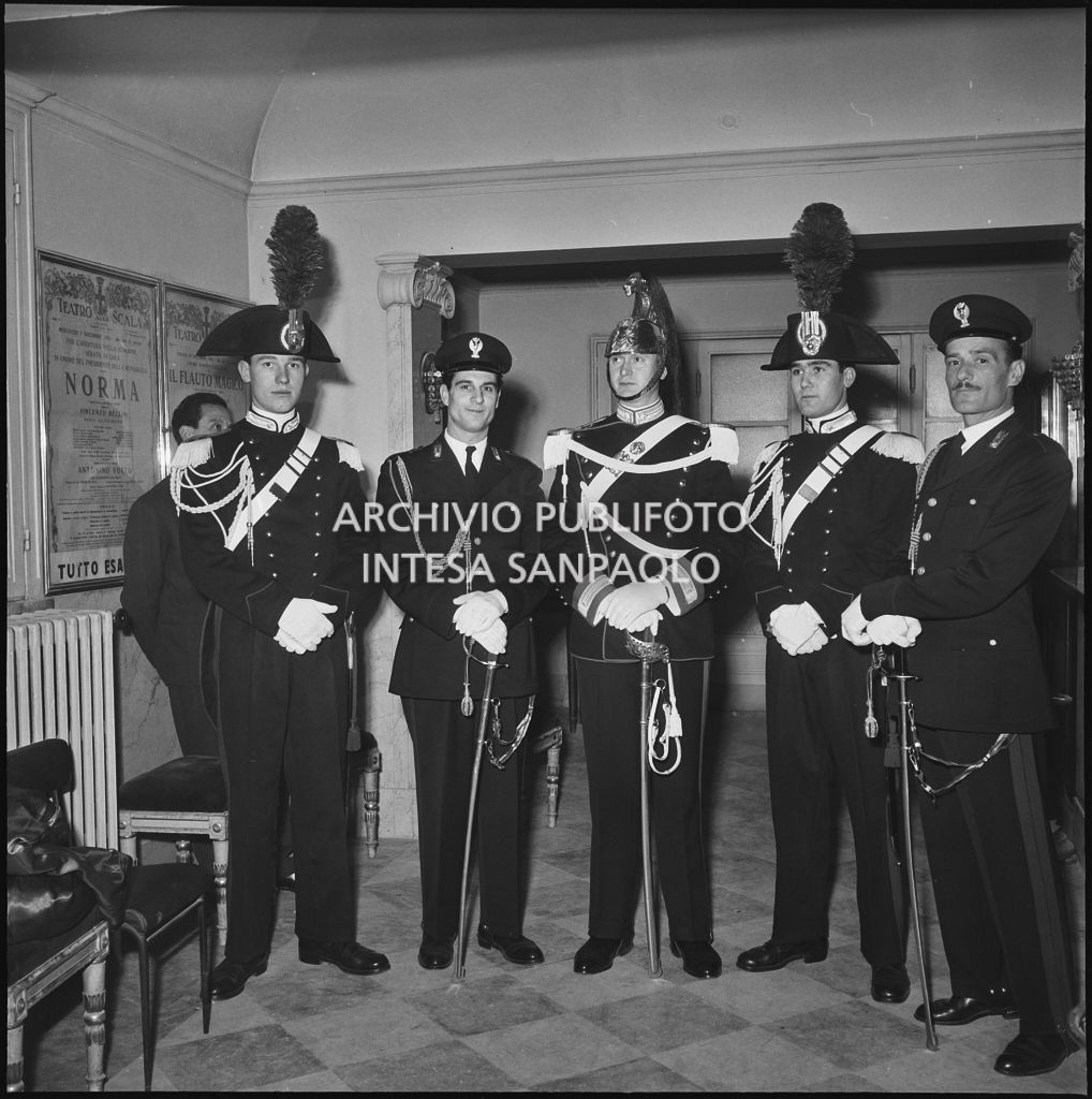 Corazzieri e carabinieri al Teatro alla Scala in occasione della serata inaugurale della stagione lirica 1955-1956 con l'opera "Norma" di Vincenzo Bellini, diretta da Antonino Votto, con la regia di Margherita Wallmann