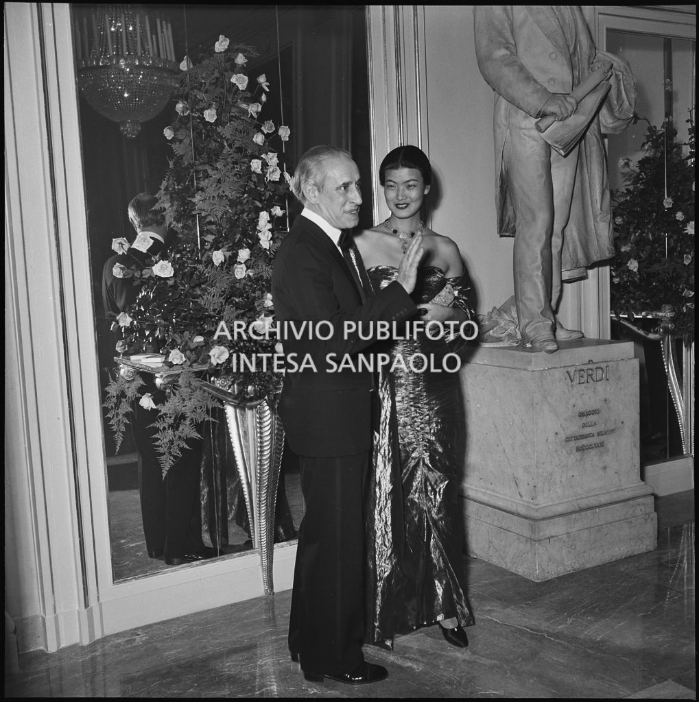 La signora Pao Veneziani con il marito al Teatro alla Scala in occasione della inaugurazione della stagione lirica 1955-1956 con l'opera "Norma" di Vincenzo Bellini, diretta da Antonino Votto con la regia di Margherita Wallmann