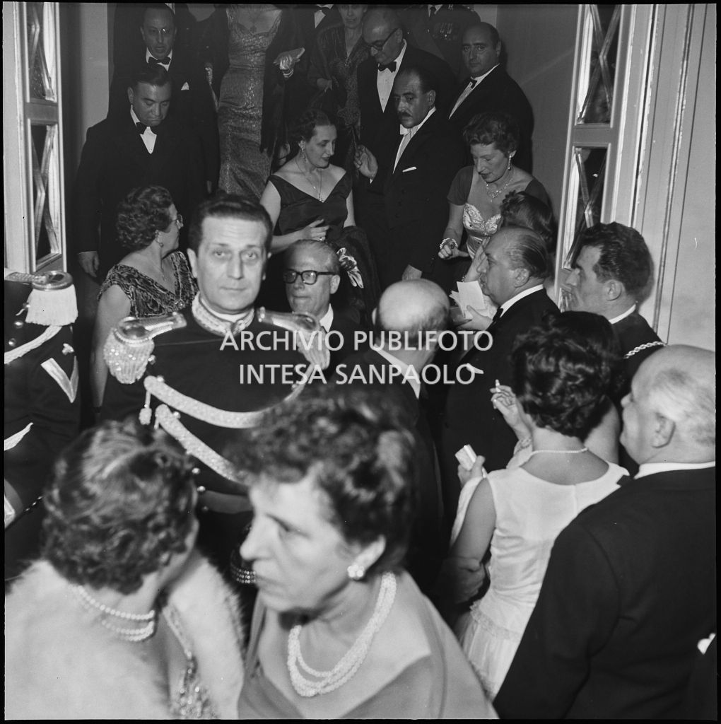 Il presidente della Repubblica Giovanni Gronchi al Teatro alla Scala, tra la folla di spettatori, in occasione della serata inaugurale della stagione lirica 1955-1956 con l'opera "Norma" di Vincenzo Bellini, diretta da Antonino Votto, con la regia di Margherita Wallmann