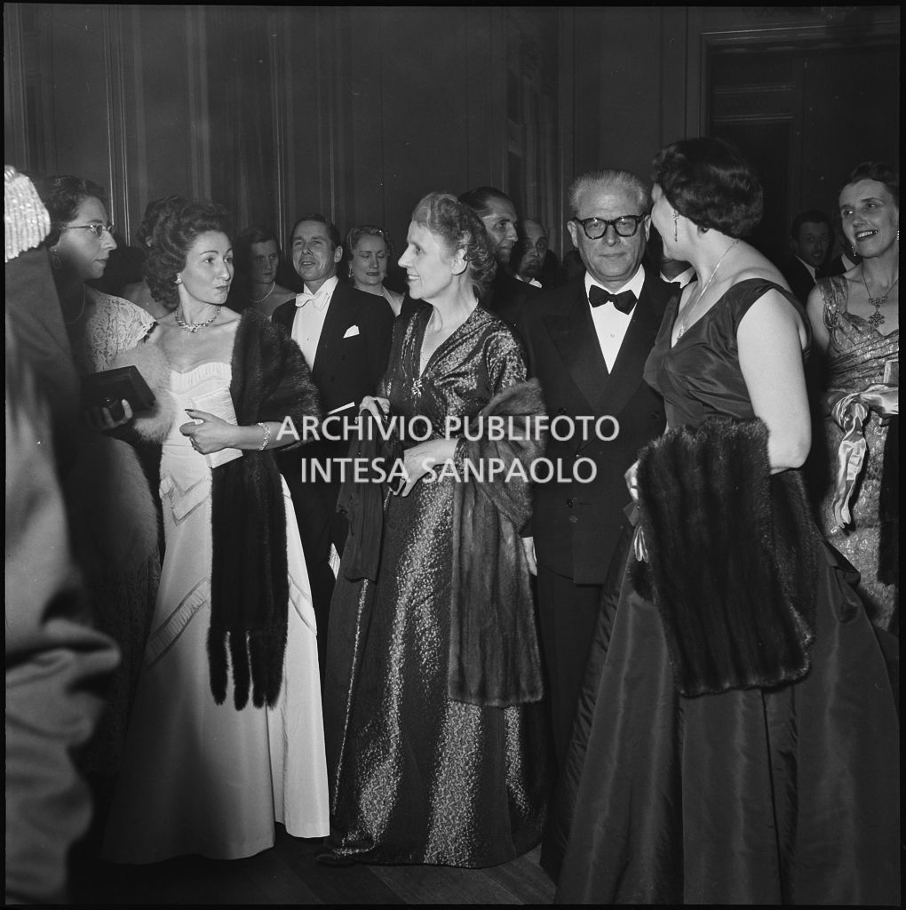 Il presidente della Repubblica Giovanni Gronchi con la sorella (alla sua destra) tra la folla di spettatori del Teatro alla Scala in occasione della serata inaugurale della stagione lirica 1955-1956 con l'opera "Norma" di Vincenzo Bellini, diretta da Antonino Votto, con la regia di Margherita Wallmann
