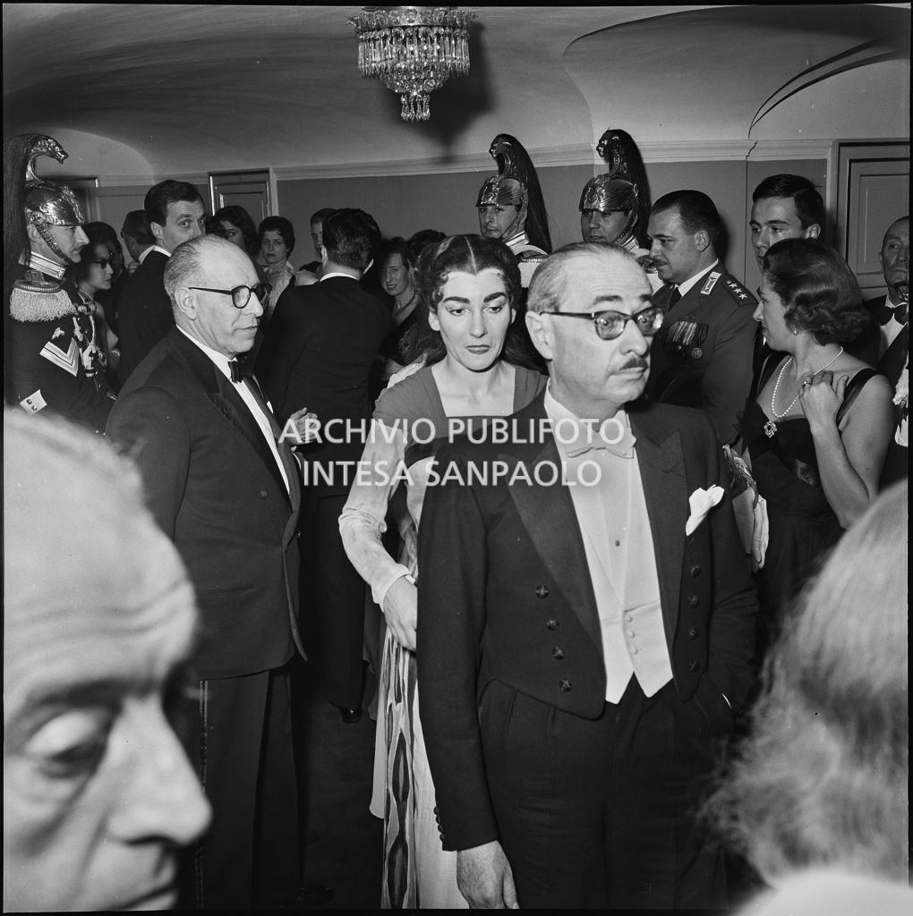 La soprano Maria Callas, in abiti di scena, tra la gli spettatori, al termine della rappresentazione dell'opera "Norma" di Vincenzo Bellini, diretta da Antonino Votto, con la regia di Margherita Wallmann, che inaugura la stagione lirica 1955-1956 del Teatro alla Scala