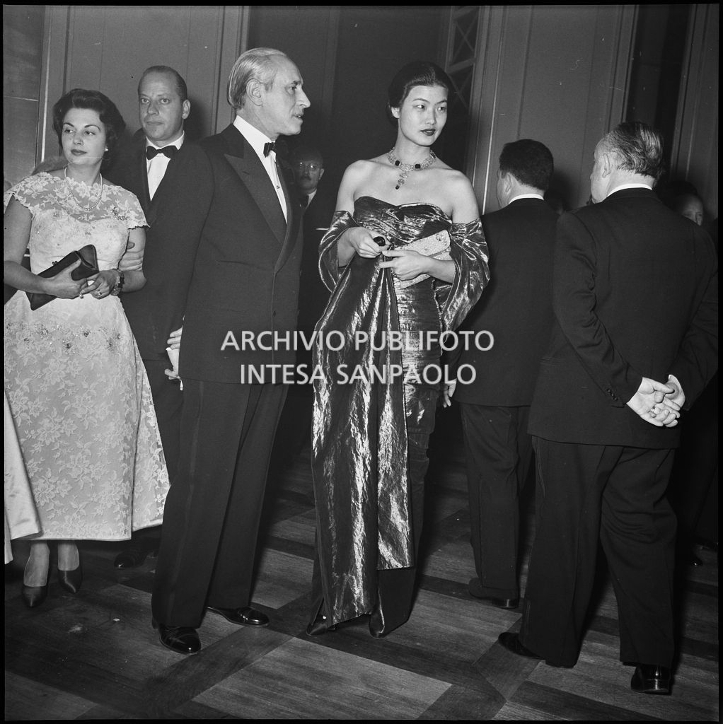 La signora Pao Veneziani con il marito al Teatro alla Scala in occasione della serata inaugurale della stagione lirica 1955-1956 con l'opera "Norma" di Vincenzo Bellini, diretta da Antonino Votto, con la regia di Margherita Wallmann