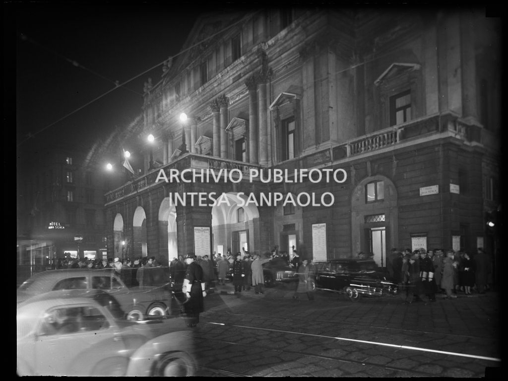 Ripresa notturna del Teatro alla Scala in occasione della serata inaugurale della stagione lirica 1955-1956 con l'opera "Norma" di Vincenzo Bellini, diretta da Antonino Votto, con la regia di Margherita Wallmann
