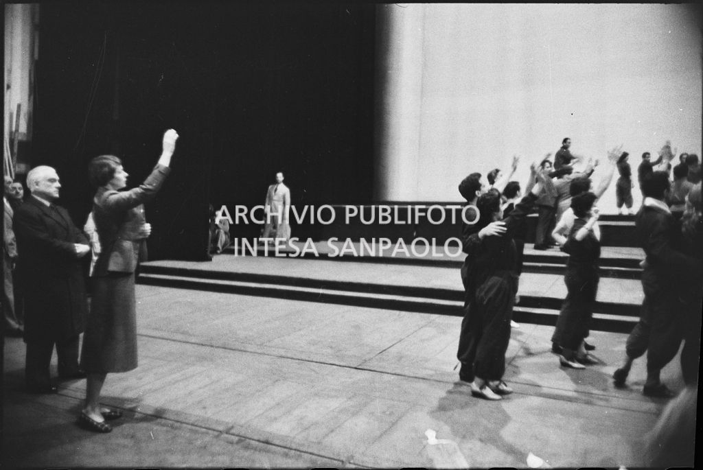Prove dell'opera "Giovanna d'Arco al rogo" di Arthur Honegger, allestita al Teatro alla Scala con protagonista Ingrid Bergman e la regia di Roberto Rossellini