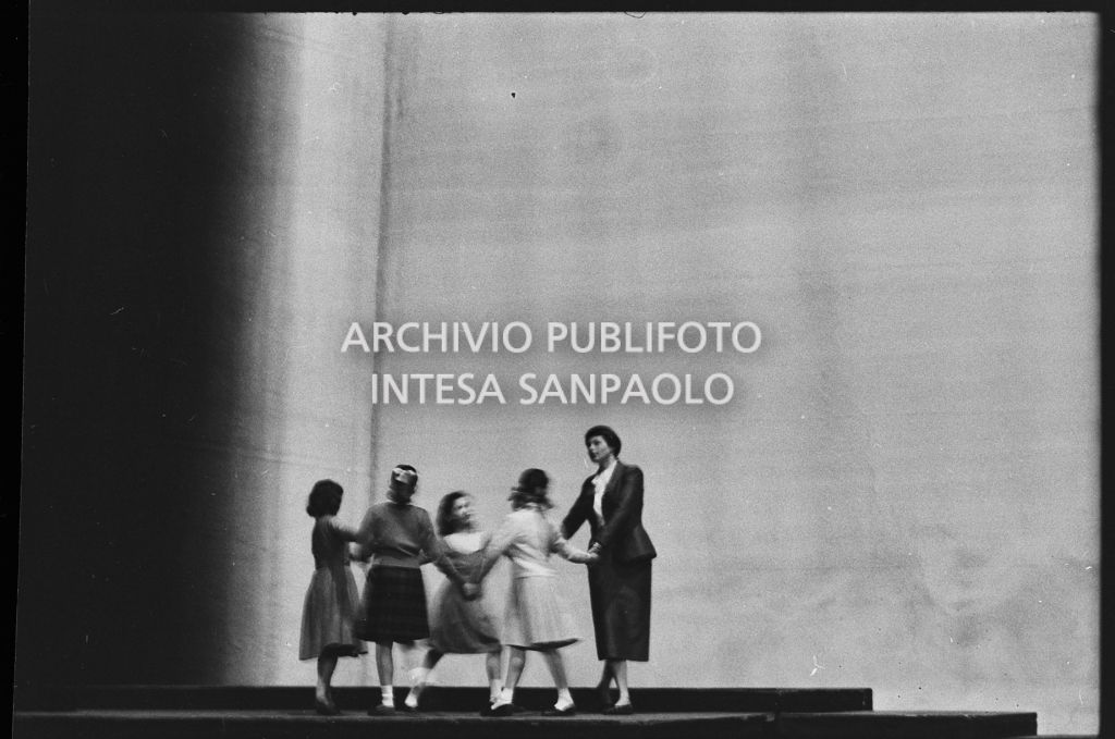 Ingrid Bergman durante le prove dell'opera "Giovanna d'Arco al rogo" di Arthur Honegger, allestita al Teatro alla Scala con la regia di Roberto Rossellini