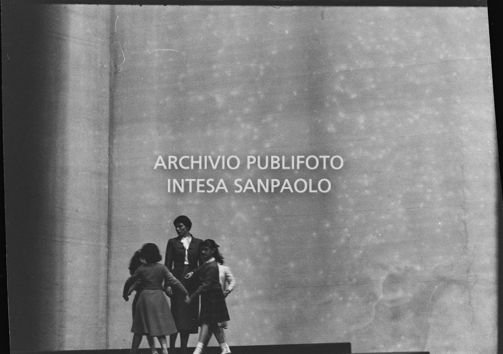 Ingrid Bergman durante le prove dell'opera "Giovanna d'Arco al rogo" di Arthur Honegger, allestita al Teatro alla Scala con la regia di Roberto Rossellini