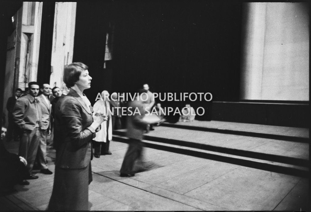 Prove dell'opera "Giovanna d'Arco al rogo" di Arthur Honegger, allestita al Teatro alla Scala con protagonista Ingrid Bergman e la regia di Roberto Rossellini
