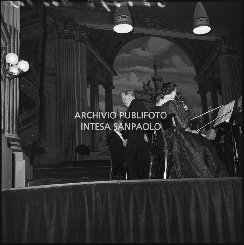 Il maestro Edwin Fischer ed alcuni musicisti dell'Orchestra Sinfonica di Danimarca sul palcoscenico del Teatro alla Scala