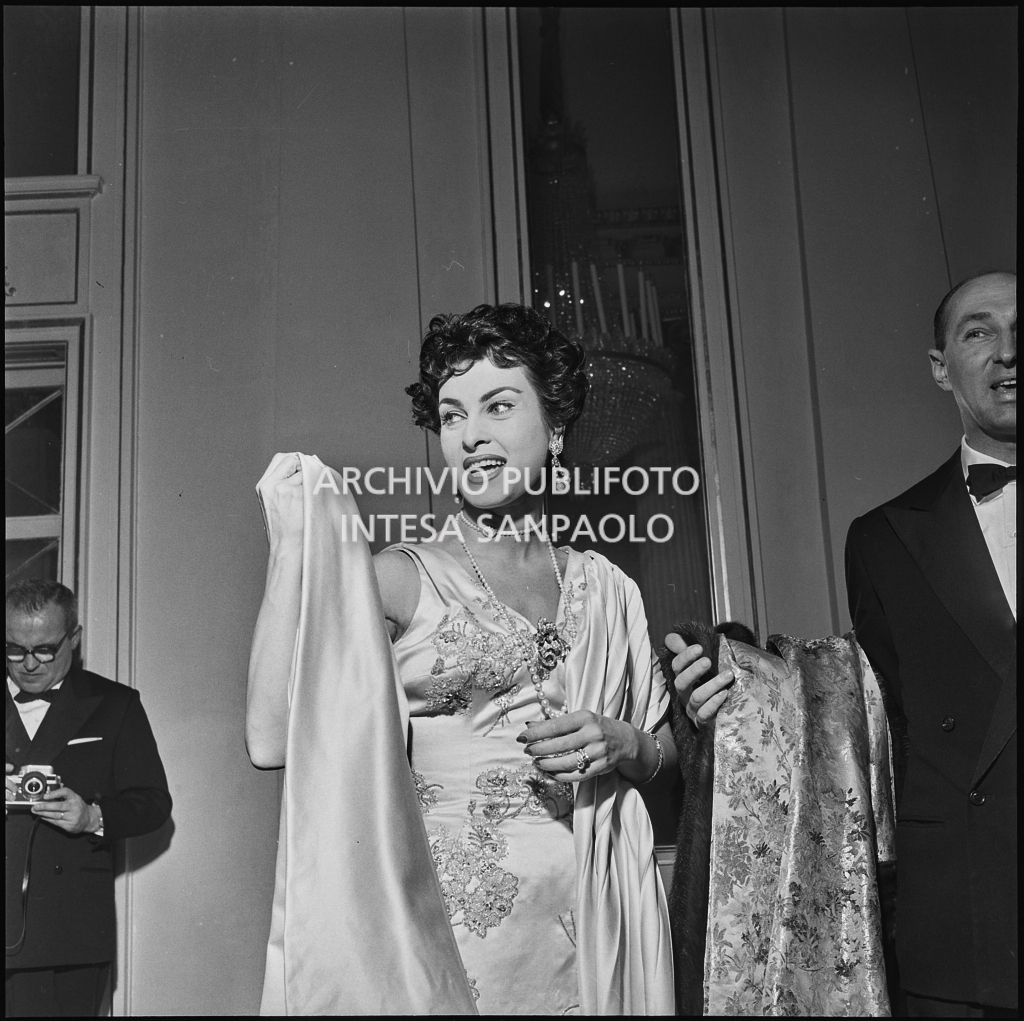 Silvana Pampanini all'inaugurazione della stagione lirica 1956-1957 del Teatro alla Scala con l'opera "Aida" di Giuseppe Verdi, diretta da Antonino Votto, con la regia di Franco Enriquez