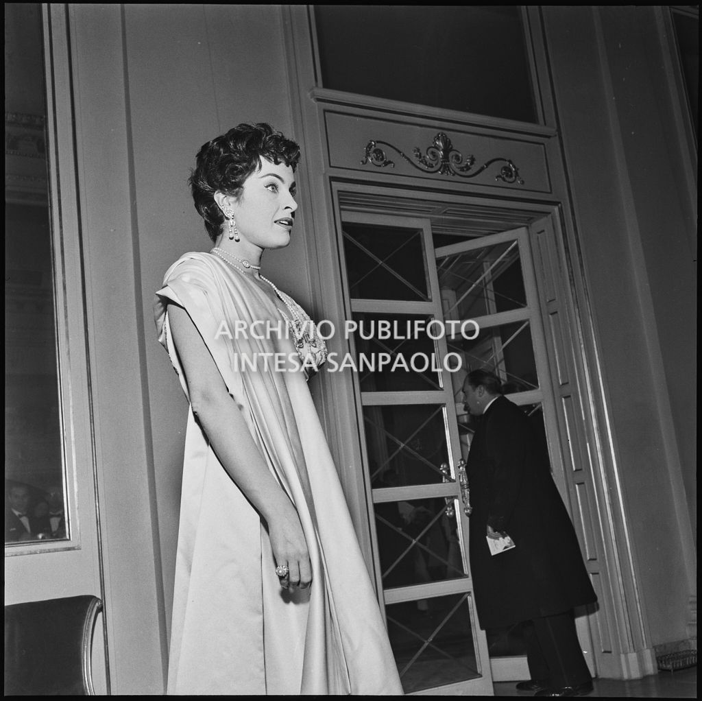 Silvana Pampanini all'inaugurazione della stagione lirica 1956-1957 del Teatro alla Scala con l'opera "Aida" di Giuseppe Verdi, diretta da Antonino Votto, con la regia di Franco Enriquez