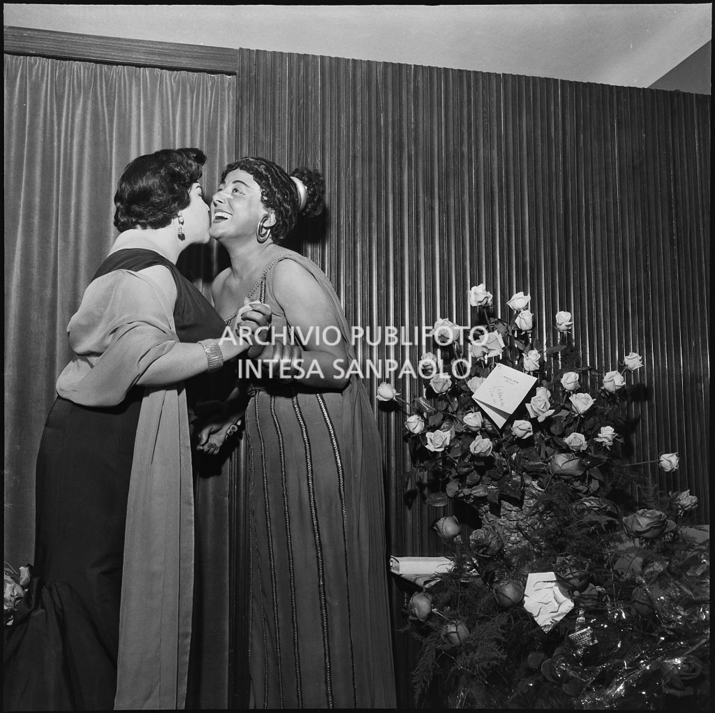 Il soprano Antonietta Stella in costume di scena e Emilia Carlini in occasione dell'inaugurazione della stagione lirica 1956-1957 del Teatro alla Scala con l'opera "Aida" di Giuseppe Verdi, diretta da Antonino Votto, con la regia di Franco Enriquez