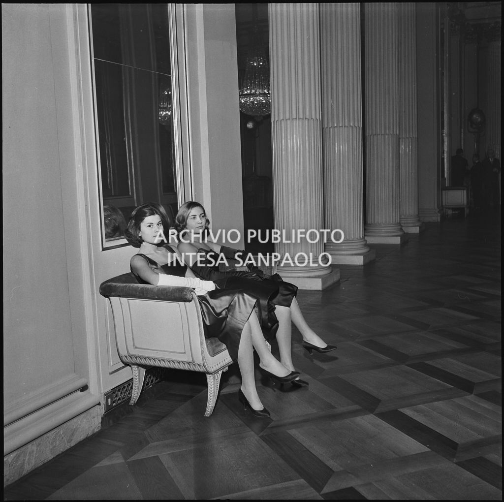 Silvia e Rossana Tofanelli al Teatro alla Scala in occasione della serata inaugurale della stagione lirica 1956-1957 con l'opera "Aida" di Giuseppe Verdi, diretta da Antonino Votto, con la regia di Franco Enriquez