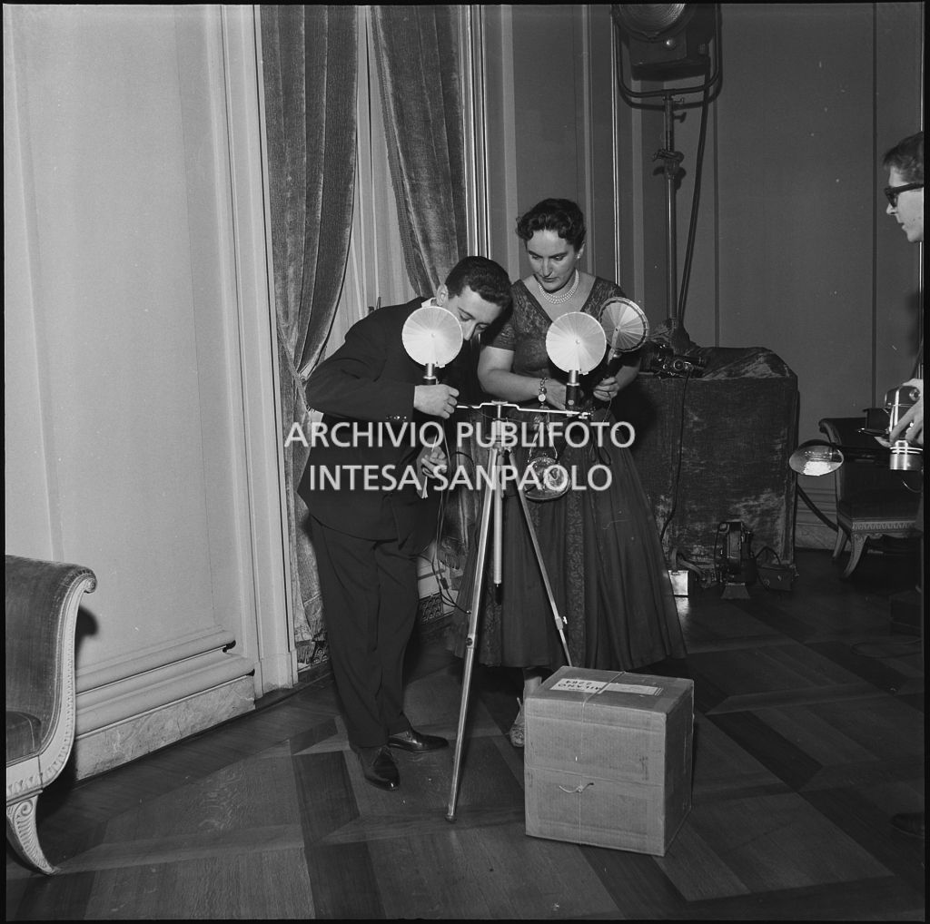 Allestimento di un set fotografico all'inaugurazione della stagione lirica 1956-1957 del Teatro alla Scala con l'opera "Aida" di Giuseppe Verdi, diretta da Antonino Votto, con la regia di Franco Enriquez