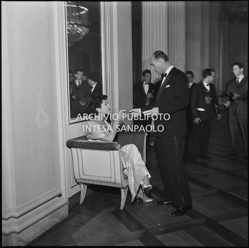 Silvana Pampanini all'inaugurazione della stagione lirica 1956-1957 del Teatro alla Scala con l'opera "Aida" di Giuseppe Verdi, diretta da Antonino Votto, con la regia di Franco Enriquez