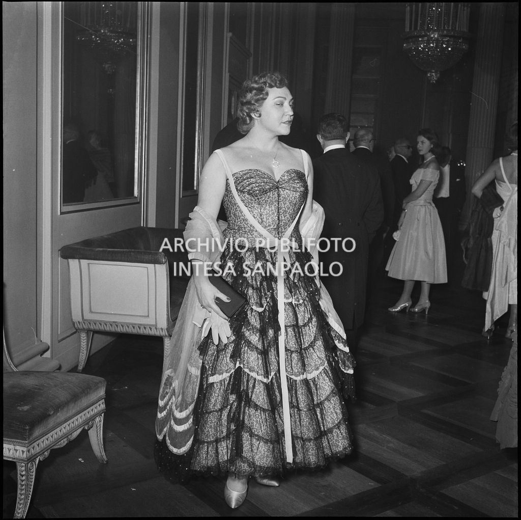 Il soprano Rosetta Noli all'inaugurazione della stagione lirica 1956-1957 del Teatro alla Scala con l'opera "Aida" di Giuseppe Verdi, diretta da Antonino Votto, con la regia di Franco Enriquez