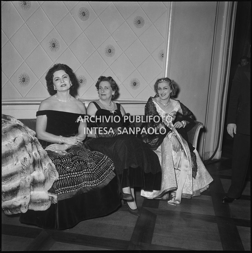 La baronessa Bianca Maria Hubner con altre spettatrici al Teatro alla Scala in occasione della serata inaugurale della stagione lirica 1956-1957 con l'opera "Aida" di Giuseppe Verdi, diretta da Antonino Votto, con la regia di Franco Enriquez