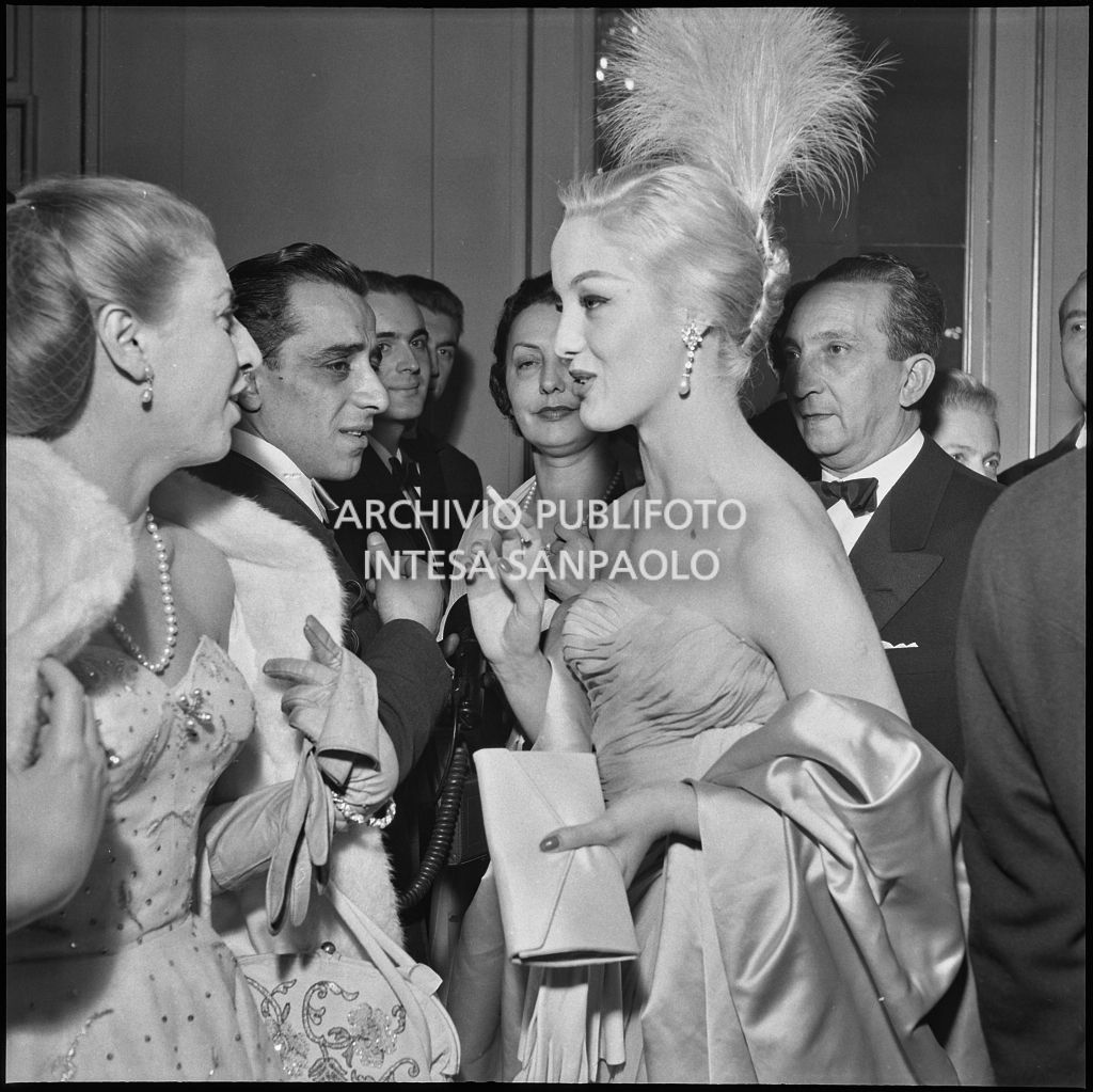 Barbara Balmain al Teatro alla Scala in occasione dell'inaugurazione della stagione lirica 1956-1957 con l'opera "Aida" di Giuseppe Verdi, diretta da Antonino Votto, con la regia di Franco Enriquez