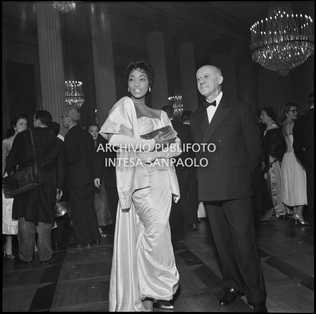 La soprano Gloria Davy al Teatro alla Scala in occasione dell'Inaugurazione della stagione lirica 1956-1957 con l'opera "Aida" di Giuseppe Verdi, diretta da Antonino Votto, con la regia di Franco Enriquez