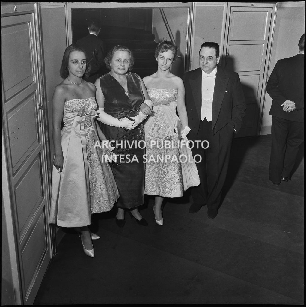 Famiglia Palazzi al Teatro alla Scala in occasione della serata inaugurale della stagione lirica 1956-1957 con l'opera "Aida" di Giuseppe Verdi, diretta da Antonino Votto, con la regia di Franco Enriquez