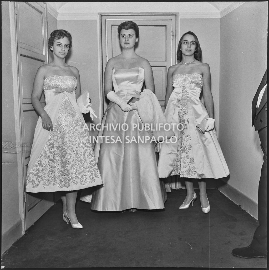 Le sorelle Palazzi (a destra e a sinistra) con un'altra spettatrice al Teatro alla Scala in occasione della serata inaugurale della stagione lirica 1956-1957 con l'opera "Aida" di Giuseppe Verdi, diretta da Antonino Votto, con la regia di Franco Enriquez