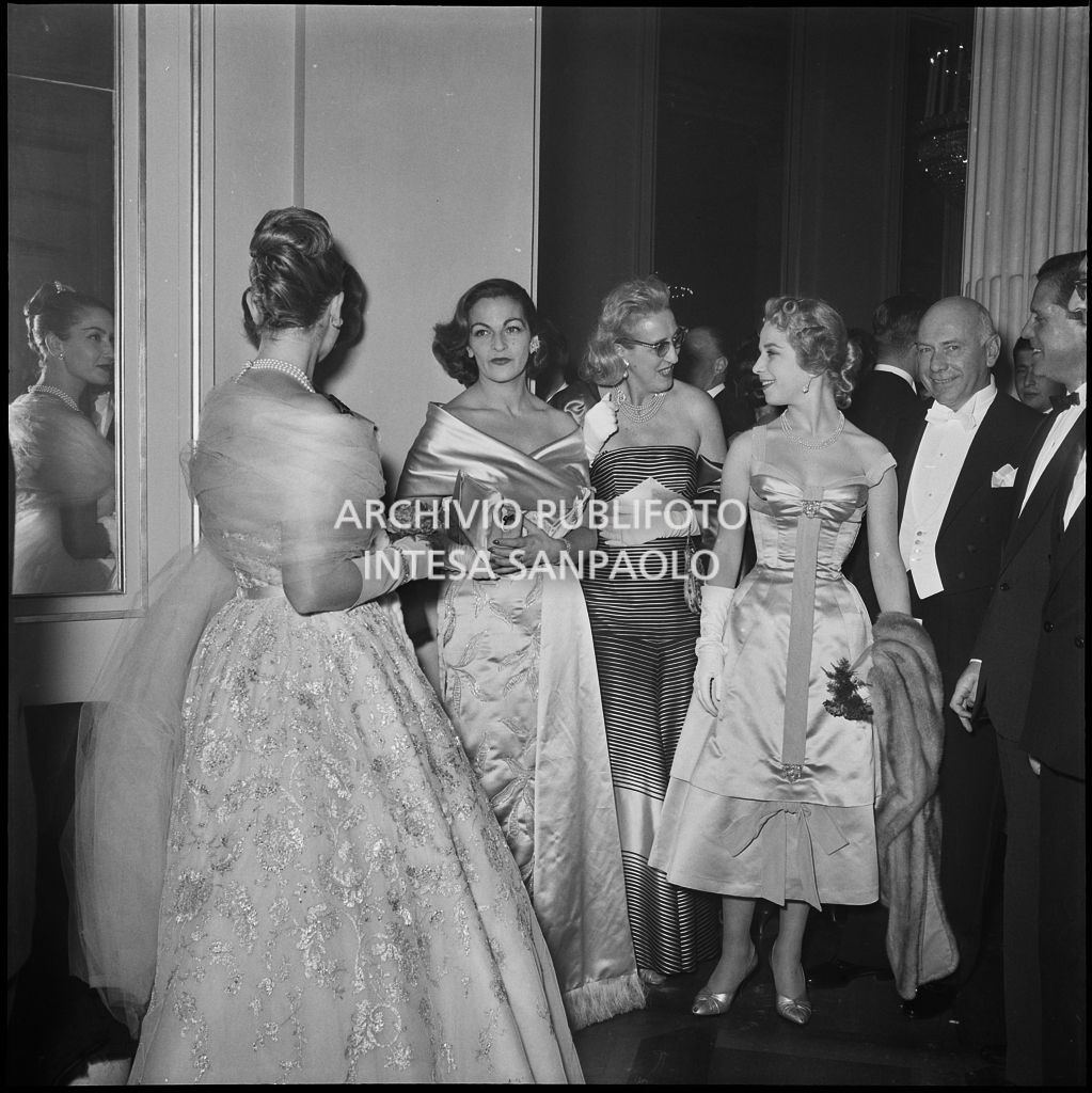 Giuliana Brenner conversa con Gigliola Curiel ed altre spettatrici nel foyer del Teatro alla Scala in occasione dell'inaugurazione della stagione lirica 1956-1957 con l'opera "Aida" di Giuseppe Verdi, diretta da Antonino Votto, con la regia di Franco Enriquez