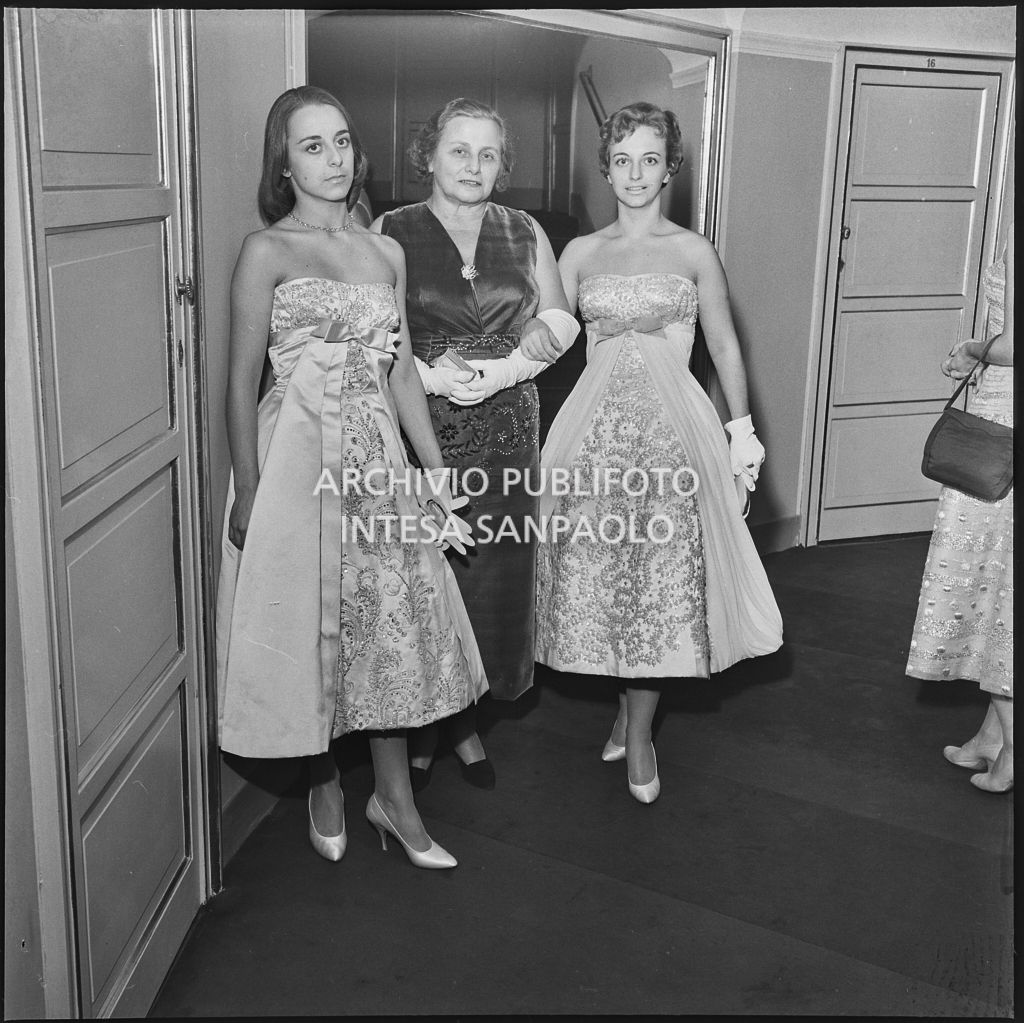 Famiglia Palazzi al Teatro alla Scala in occasione della serata inaugurale della stagione lirica 1956-1957 con l'opera "Aida" di Giuseppe Verdi, diretta da Antonino Votto, con la regia di Franco Enriquez