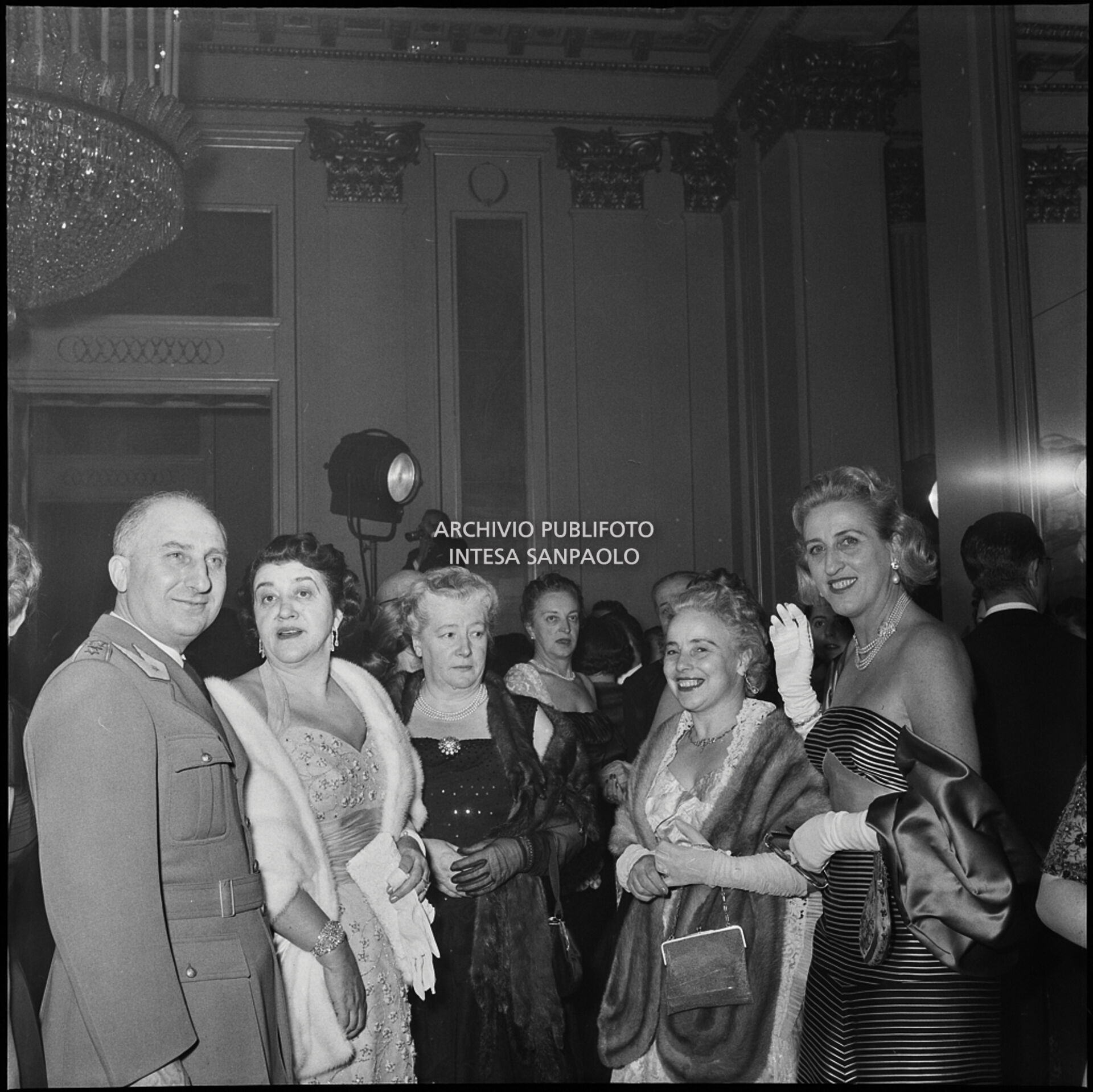 Alcuni Spettatori Nel Foyer Del Teatro Alla Scala In Occasione Della ...